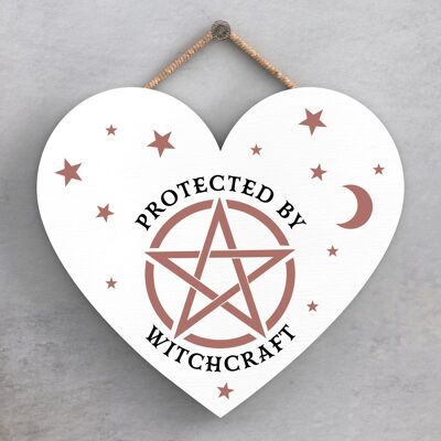 P2809 – Protected By Witchcraft Herzförmige Hexerei-Themen-Halloween-Plakette zum Aufhängen aus Holz