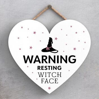 P2819 - Plaque à suspendre en bois sur le thème de la sorcellerie en forme de cœur de sorcière au repos 1