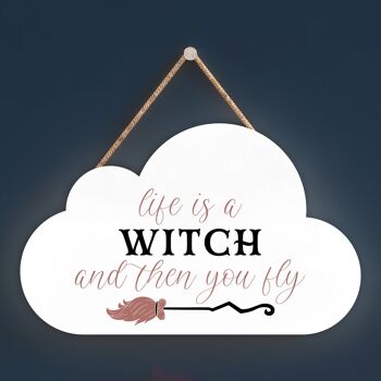 P2909 - La vie est une sorcière nuage en forme de sorcellerie sur le thème Halloween plaque à suspendre en bois 1