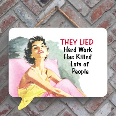 P2999 - They Lied Hard Work Placa colgante de madera con forma de burbuja de diálogo con estilo Pin Up humorístico