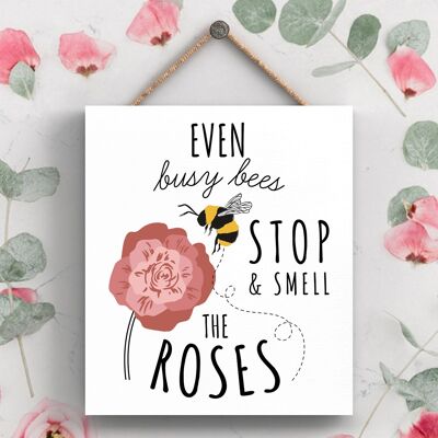 P3026 – Busy Bees Smell The Roses Dekoratives rechteckiges Holzschild zum Aufhängen mit Bienenmotiv