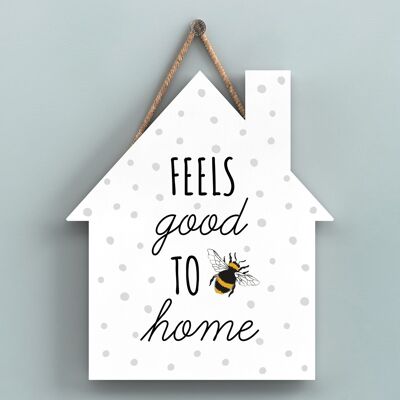 P3034 - Placa colgante en forma de casa de madera decorativa con tema de abeja Feels Good To Be Home