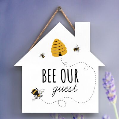 P3093 - Placa colgante con forma de casa de madera decorativa con tema de abeja nuestra abeja invitada