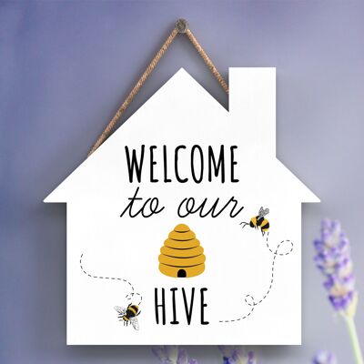 P3100 - Benvenuti nella nostra targa decorativa da appendere a forma di casa in legno a tema ape alveare