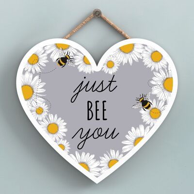 P3136 - Placa colgante en forma de corazón decorativa de madera con tema de abeja gris Just Bee You