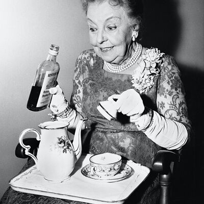 Biglietto d'auguri vuoto - Signora che aggiunge gin al suo tè