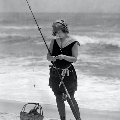 Tarjeta de felicitación en blanco - Chica pescando en la playa