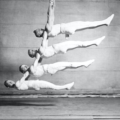Carte de voeux vierge - Quatre gymnastes suspendus