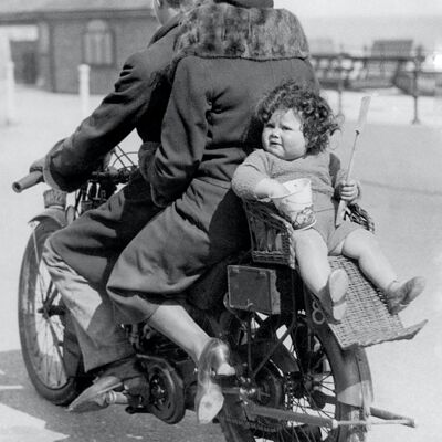 Tarjeta de felicitación en blanco - Niño en la parte trasera de la moto