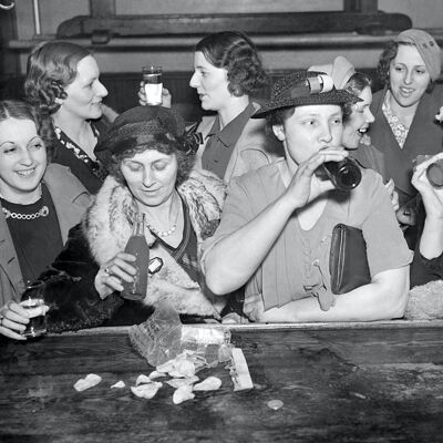Tarjeta de felicitación en blanco - Damas en el bar