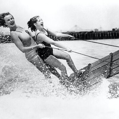 Tarjeta de felicitación en blanco - Dos chicas esquí acuático