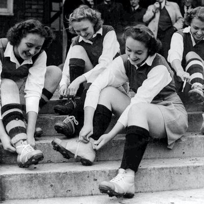 Tarjeta de saludos en blanco - Mujeres futbolistas arrancando