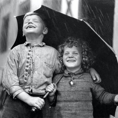 Leere Grußkarte - Kinder teilen sich einen Regenschirm