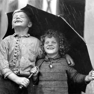 Tarjeta de felicitación en blanco - Niños compartiendo un paraguas