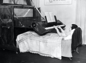 Carte de voeux vierge - Piano jouant au lit