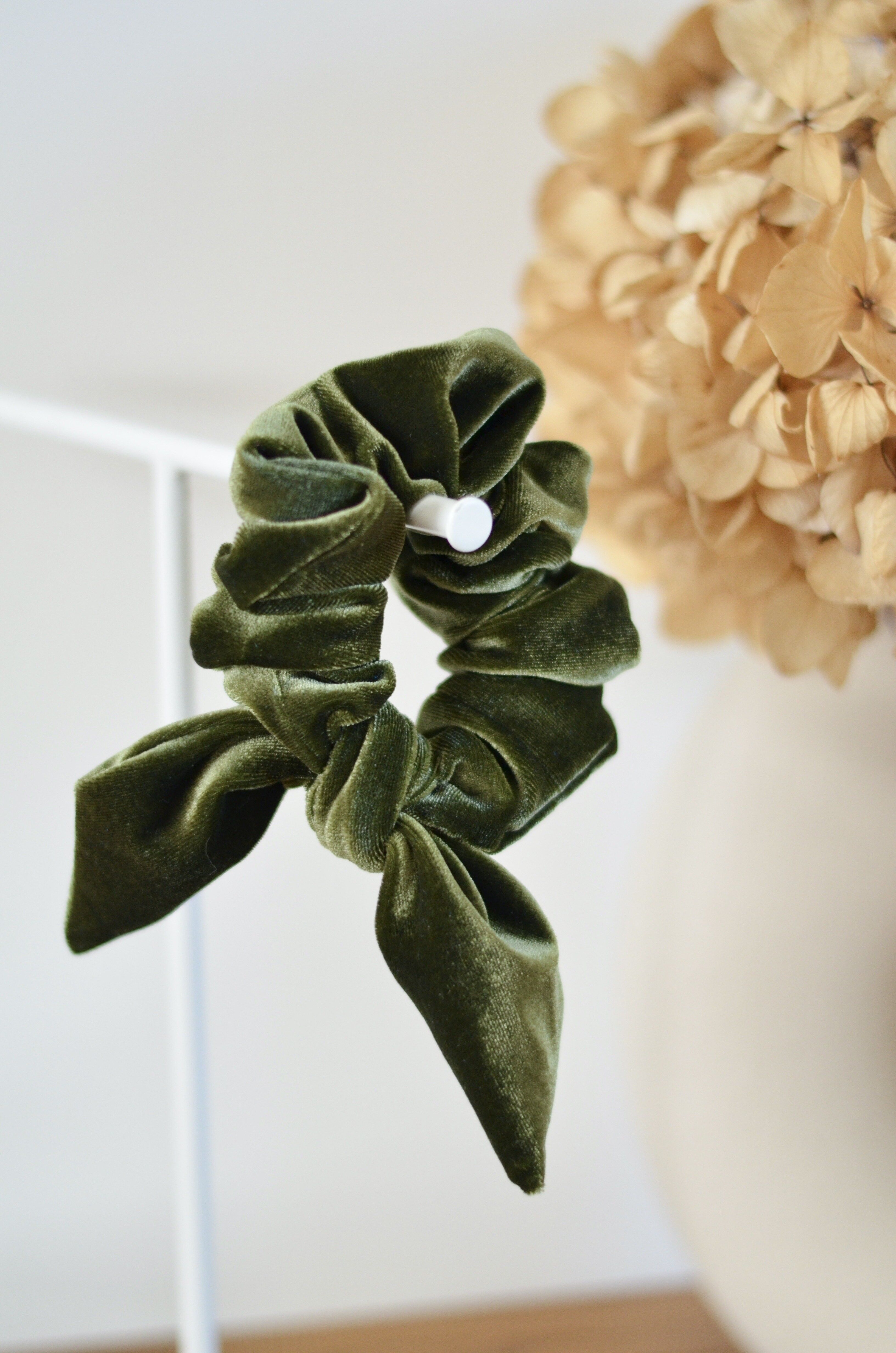 Khaki-Knoten-Scrunchie