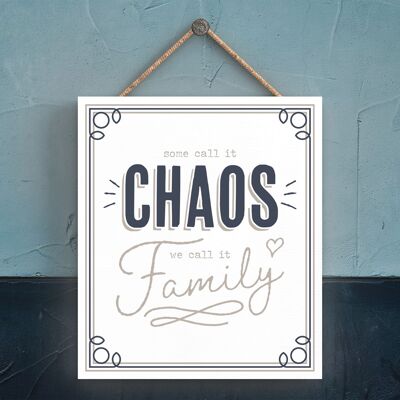 P3328 - Chaos Or Family Modern Gray Typography Home Humor Placa colgante de madera