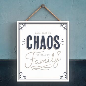 P3328 - Chaos Or Family Modern Grey Typography Home Humor Plaque à suspendre en bois 1
