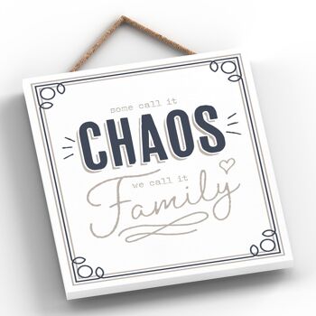 P3328 - Chaos Or Family Modern Grey Typography Home Humor Plaque à suspendre en bois 2