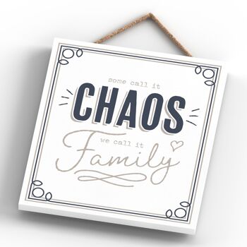 P3328 - Chaos Or Family Modern Grey Typography Home Humor Plaque à suspendre en bois 4