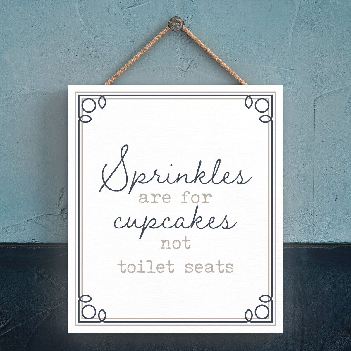 P3338 - Saupoudrer Pour Cupcakes Moderne Gris Typographie Maison Humour Plaque Suspendue En Bois