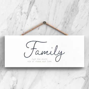 P3405 - Family Chaos Love Plaque à suspendre en bois avec typographie grise moderne 1