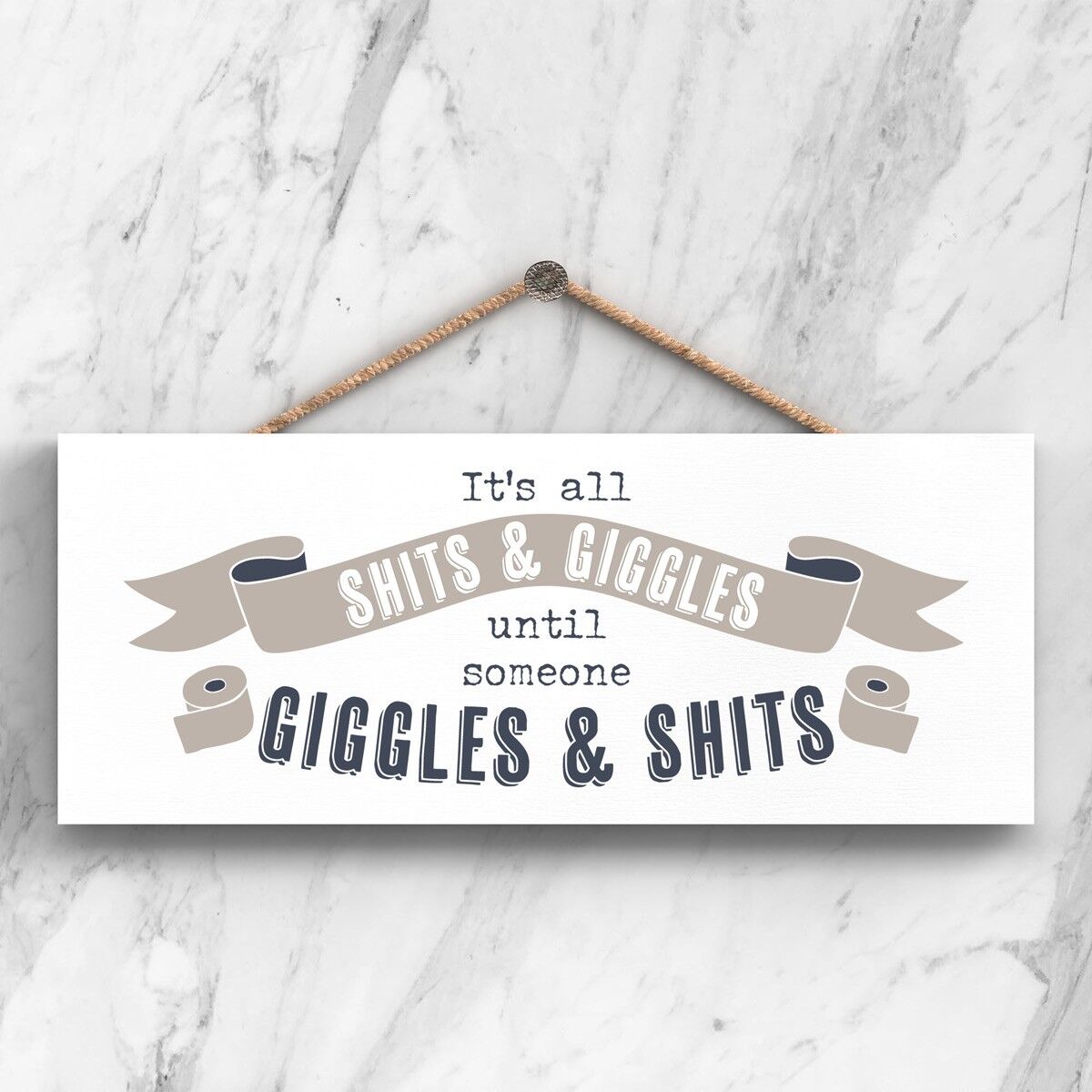 P3412 - S**** And Giggles Modern Grey Typography Home Humor Targa da appendere in legno