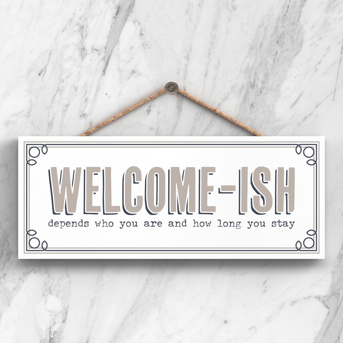 P3417 - Welcome-Ish Modern Grey Typography Home Humor Targa da appendere in legno