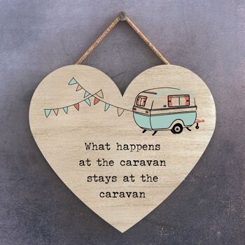P3649 - What Happens Stays Camper Caravan Camping Plaque à suspendre sur le thème 1