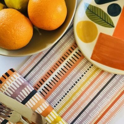 Set mit bedruckten Tischsets – gelbes und orangefarbenes Webdesign