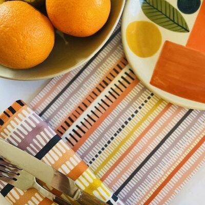 Set mit bedruckten Tischsets – gelbes und orangefarbenes Webdesign