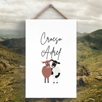 P4253 - Vache Croeso Adref Welcome Home Welsh Cute Animal Theme Plaque à suspendre en bois 1