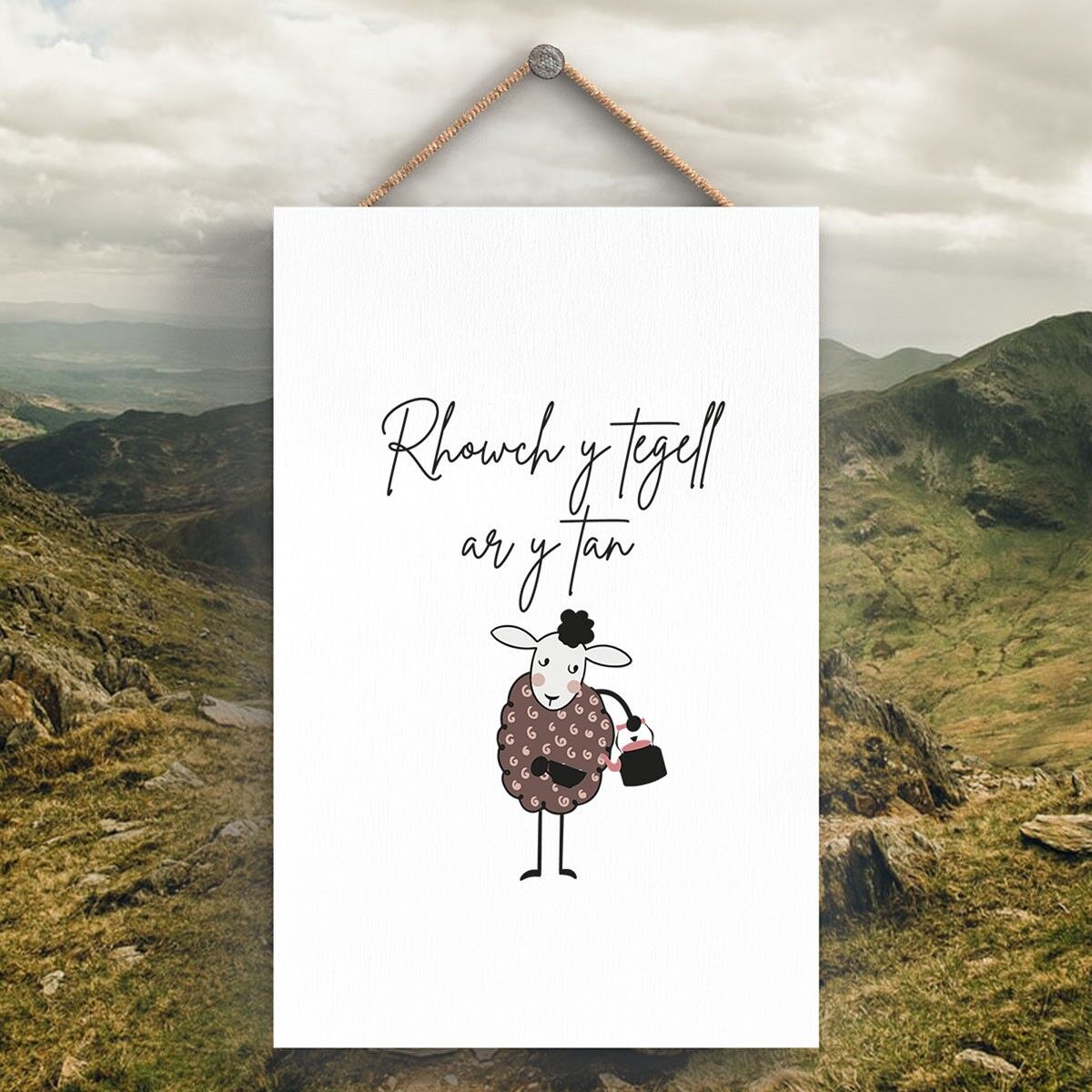 P4288 - Ovejas Rhowch Y Tegell Ar Y Tan Ponga El Hervidor En Welsh Cute Animal Theme Placa