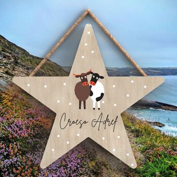 P4398 - Vache Croeso Adref Welcome Home Welsh Cute Animal Theme Plaque à suspendre en bois 1