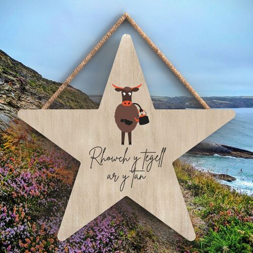 P4409 - Cow Rhowch Y Tegell Ar Y Tan Put The Kettle On Welsh Cute Animal Theme Plaque