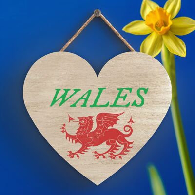 P4618 - Placa colgante de corazón de madera con ubicación de dragón galés de Gales