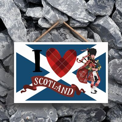 P4820 – I Love Scotland, Schotte, der Dudelsack auf Schottland-Thema spielt, Holzschild zum Aufhängen