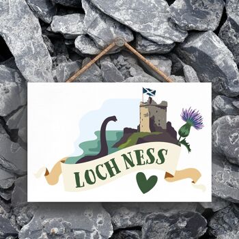 P4823 - Monstre et château du Loch Ness sur le thème de l'Ecosse Plaque à suspendre en bois 1