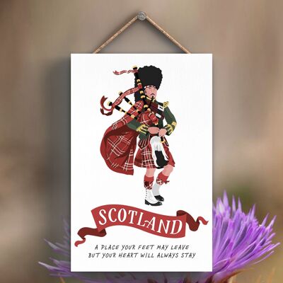 P4828 - Placa Colgante de Madera con Tema de Gaitero Escocés Sobre Escocia