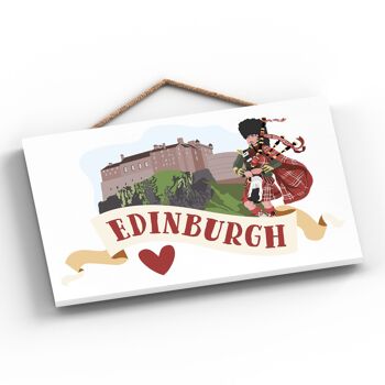 P4831 - Château d'Édimbourg Écossais jouant de la cornemuse sur le thème de l'Écosse Plaque à suspendre en bois 2