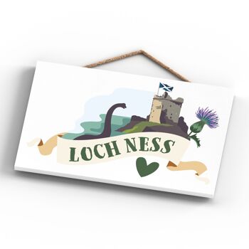 P4835 - Monstre et château du Loch Ness sur le thème de l'Ecosse Plaque à suspendre en bois 4