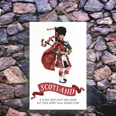P4841 - Placa Colgante de Madera con Tema de Gaitero Escocés Sobre Escocia