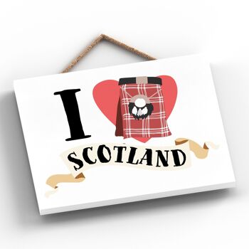 P4858 - Plaque à suspendre en bois sur le thème du kilt I Love Scotland 2