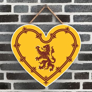 P4867 - Plaque à suspendre en bois sur le thème de l'Écosse en forme de cœur de lion rampant 1