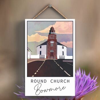 P5115 - Plaque ronde en bois d'illustration de paysage d'église de Bowmore Scotlands 1
