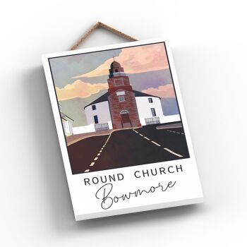 P5115 - Plaque ronde en bois d'illustration de paysage d'église de Bowmore Scotlands 2