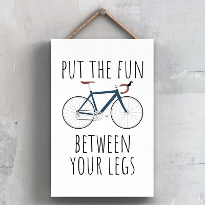 P5170 - Diversión ciclista entre tus piernas Ciclista temático Bicicleta Hombre Cueva Regalo Placa colgante de madera