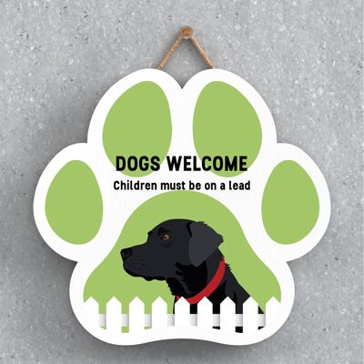 P5563 – Schwarze Labrador-Hunde begrüßen Kinder an der Leine Katie Pearson Artworks Pawprint Hanging Plaque