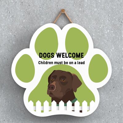 P5579 - Perros labrador color chocolate dan la bienvenida a los niños con correas Katie Pearson Artworks Placa colgante con huellas de patas