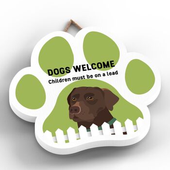 P5579 - Les chiens labrador chocolat accueillent les enfants en laisse Katie Pearson Artworks Plaque à suspendre avec empreinte de patte 2